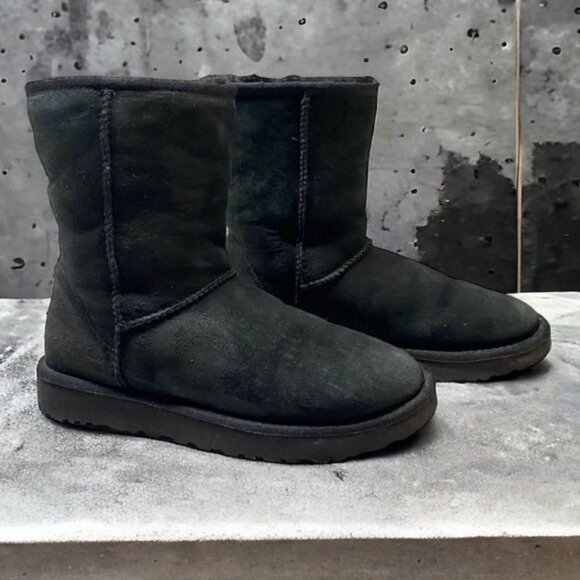 UGG Shoes - UGG Women’s Classic Short Il Boots Black 100% Suede Size 8 Sheepskin Snow Skiing